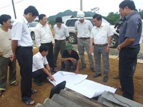 Đồng chí Chủ tịch UBND tỉnh kiểm tra tình hình tái định cư mới của nhân dân 2 xã Tân Mai. Phúc Sạn